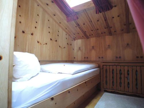 ミッテンヴァルトにあるFewo Hüttenzauberの木造キャビン内のベッド1台