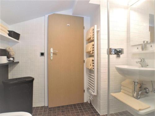 ミッテンヴァルトにあるFewo Hüttenzauberのバスルーム(洗面台、トイレ、シャワー付)