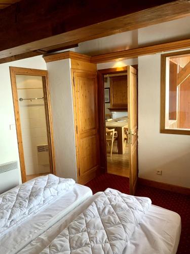 Łóżko lub łóżka w pokoju w obiekcie Exclusive Chalet Val Thorens Center by GlobalSki