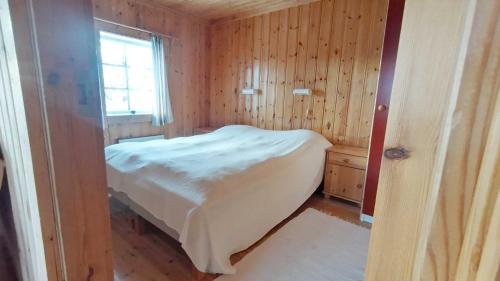 a small bedroom with a bed and a window at Messlingen, Sjövägen 5 in Funäsdalen