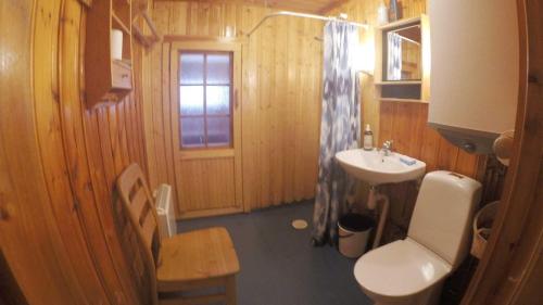 a bathroom with a sink and a toilet and a mirror at Messlingen, Sjövägen 5 in Funäsdalen