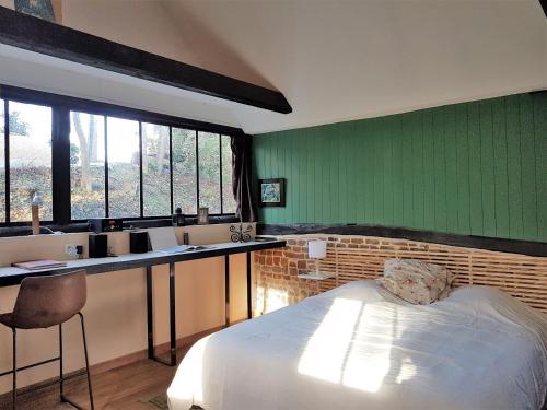 une chambre avec un lit et un mur végétal dans l'établissement Maison Rouge, à Varengeville-sur-Mer