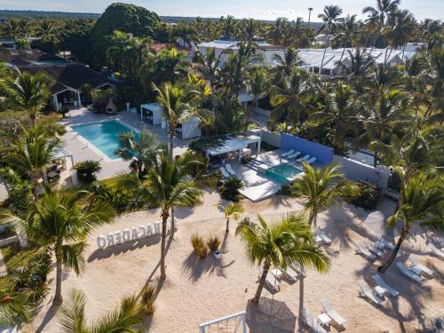 una vista aerea di un resort con piscina e palme di TRACADERO Beach Club & Holidays Rentals a Bayahibe
