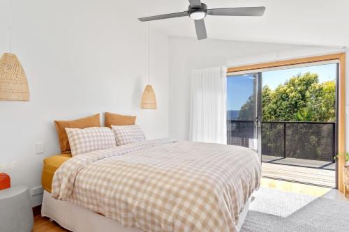 Een bed of bedden in een kamer bij Haven in the Heights - Luxe Design & Sprawling Views