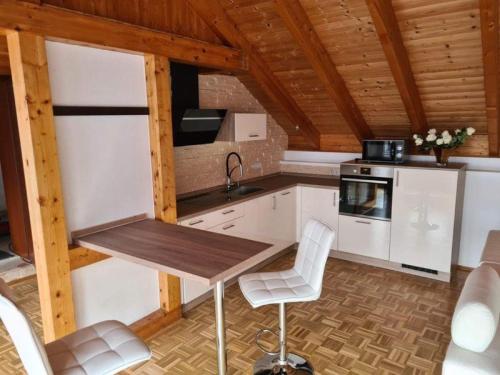 una cocina con mesa y sillas en una cabaña en Ferienwohnung Frank 50 qm, en Bad Emstal
