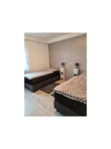 um quarto com duas camas num quarto em Ferienwohnung Frank 80qm em Bad Emstal