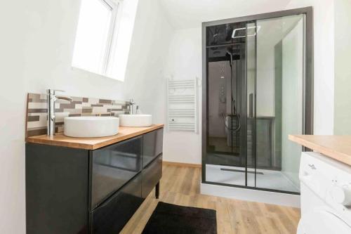 cocina con fregadero y nevera de cristal en Maison spacieuse proche Lille, en Roubaix