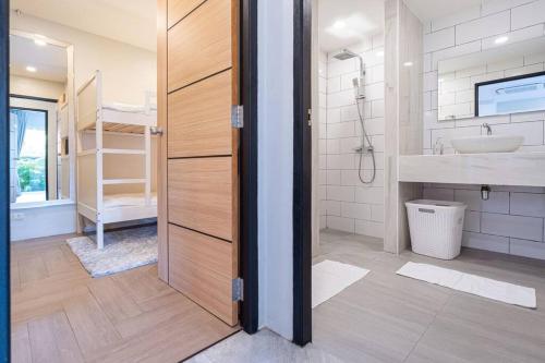 Koupelna v ubytování 2-Bedrooms Rawai Condo Near Beach brend new