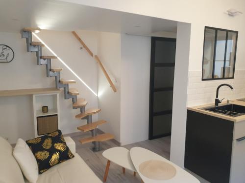 Il comprend une cuisine et un salon avec un escalier en colimaçon. dans l'établissement Mezza'Nîmes, à Nîmes