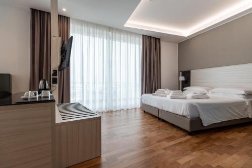 1 dormitorio con 1 cama y TV de pantalla plana en Sestante Marina Motel en Capo dʼOrlando