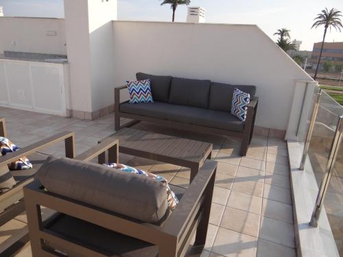 un divano posto sopra un balcone di Villa Sinergia 3 bedrooms a Los Alcázares