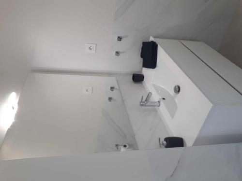 Pinar de CampoverdeにあるLos Dolses Mirador Apartments 2 bedsの白いバスルーム(シャワー、シンク付)