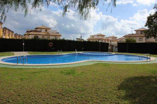 duży basen w środku podwórza w obiekcie Relax Family home Zenia bulevard w mieście Orihuela