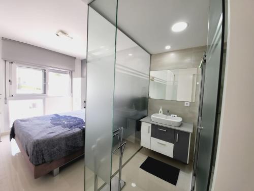 - une petite salle de bains avec un lit et un lavabo dans l'établissement Property Punta prima Amay, à Torrevieja