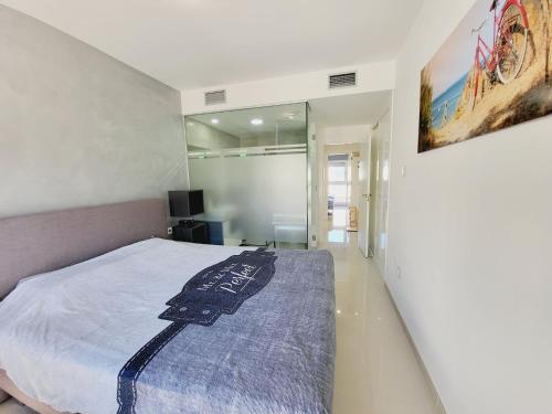- une chambre avec un lit et une peinture murale dans l'établissement Property Punta prima Amay, à Torrevieja