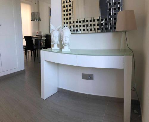 biurko z dwoma głowami w pokoju w obiekcie Villa Tindra w mieście Torrevieja