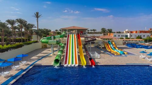 Pickalbatros Dana Beach Resort - Aqua Park في الغردقة: مسبح مع زحليقة مائية في المنتجع