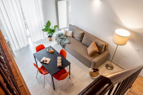 uma sala de estar com um sofá e uma mesa em Open Sicily Homes "Residence Guascone" - Self check in em Palermo