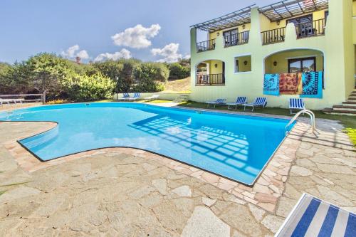 Bazén v ubytování Villas with air conditioning and shared pool, just a few minutes from La Pelosa beach nebo v jeho okolí