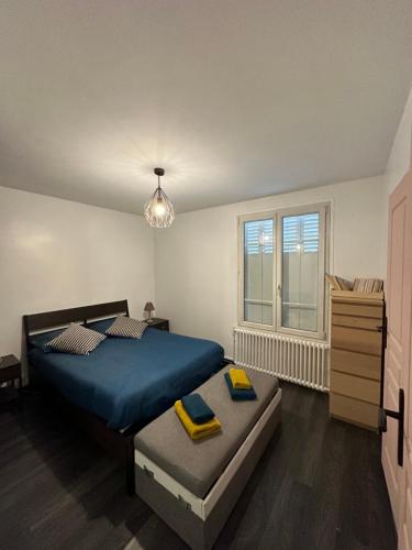 een slaapkamer met een blauw bed en een dressoir bij Massi'z in Neuilly-sur-Marne