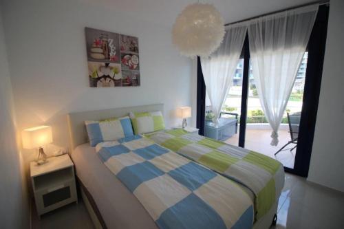 トレビエハにあるSeasenses Punta Primaのベッドルーム1室(ベッド1台、大きな窓付)