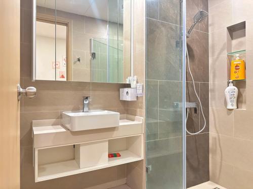 La salle de bains est pourvue d'un lavabo et d'une douche. dans l'établissement Căn hộ The Sóng - Hedone home, à Vung Tau