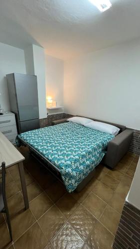 sypialnia z łóżkiem w pokoju w obiekcie STANZA CORSICA w mieście Alghero