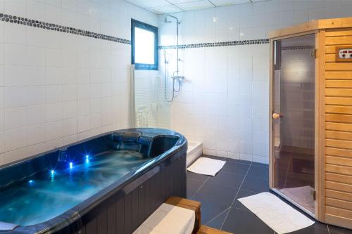 La salle de bains est pourvue d'une grande baignoire et d'une douche. dans l'établissement Saint Jean, à Wimereux
