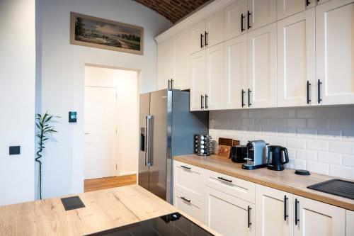 A cozinha ou cozinha compacta de Komfortable Wohnung Schönbrunn