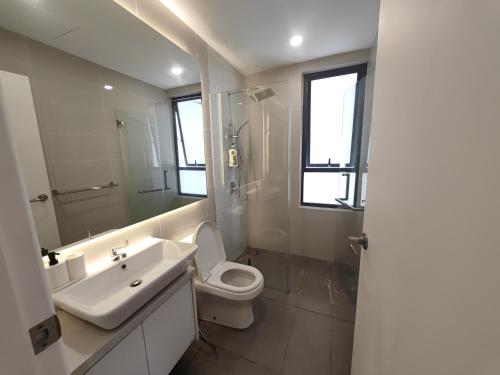 uma casa de banho branca com um lavatório e um WC em KZR KL Central Homestay KLCC TRX Bukit Bintang em Kuala Lumpur