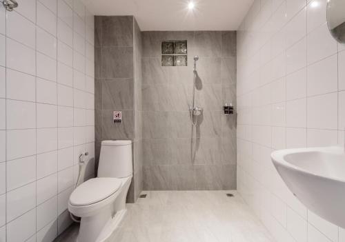 y baño con ducha, aseo y lavamanos. en Moon Budget Hotel, en Ao Nang Beach