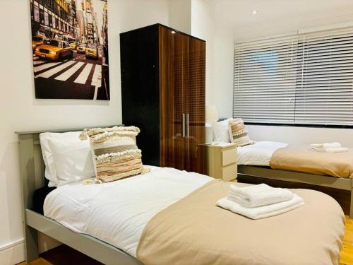 Ένα ή περισσότερα κρεβάτια σε δωμάτιο στο Riverside Apartment with balcony