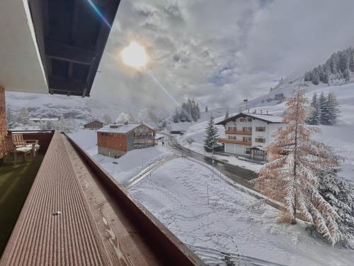 겨울의 Haus Wallis - Ski-In Ski-Out mit Frühstück am Arlberg