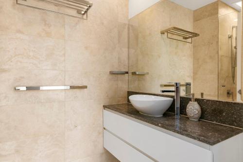 a bathroom with a bowl sink on a counter at Seashells on Sunrise, Sunrise Beach in Sunrise Beach