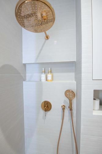 une salle de bain avec une douche avec pommeau de douche dans l'établissement Charmant studio_ Champs-Élysées, à Paris