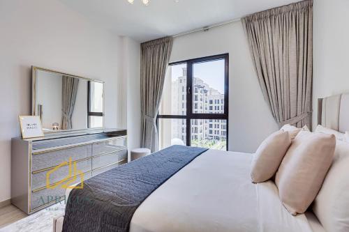 a bedroom with a large bed with a large window at Luxury 1BD apartment in Madinat Jumeirah Living in Dubai