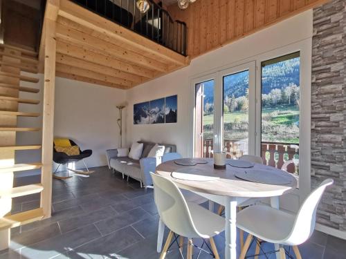 ein Esszimmer mit einem Tisch und Stühlen in der Unterkunft Apt Nala - Sunny Renovated Duplex - 2bed apt - Views - Hikes in Les Houches