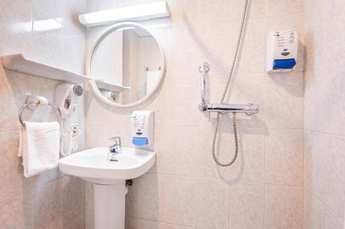A bathroom at HOTEL LA PERLA