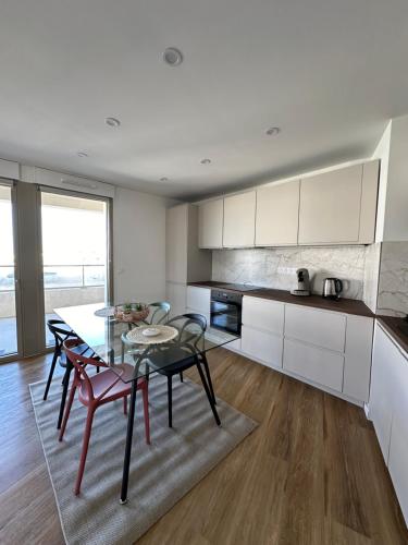 une cuisine avec une table et des chaises dans une pièce dans l'établissement Le Raphaël - Sur les hauteurs de Bordeaux, à Bordeaux