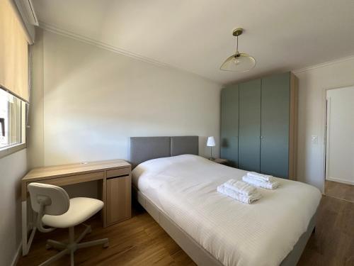 a bedroom with a bed and a desk and a chair at Le Raphaël - Sur les hauteurs de Bordeaux in Bordeaux