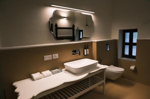 y baño con lavabo, aseo y espejo. en Vivaana Museum Hotel, en Nawalgarh