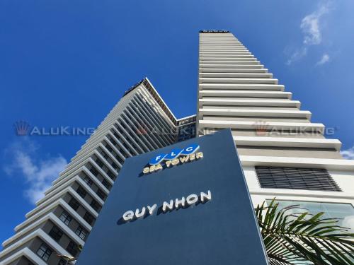 un edificio alto con un cartel delante en FLC Sea Tower Quy Nhon - Căn Hộ View Biển, en Quy Nhon