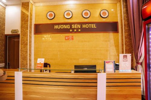 - un hall de l'hôtel hong seán avec des horloges sur le mur dans l'établissement Hương Sen Hotel Bac Giang, à Bắc Giang