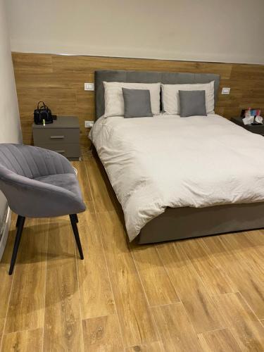 1 dormitorio con 1 cama grande y 1 silla en Villa Sama’ en Roccaraso
