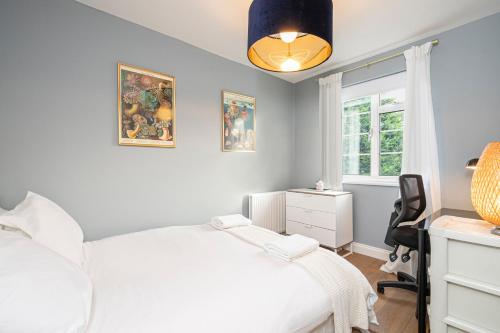 Кровать или кровати в номере Charming Chiswick flat by UnderTheDoormat