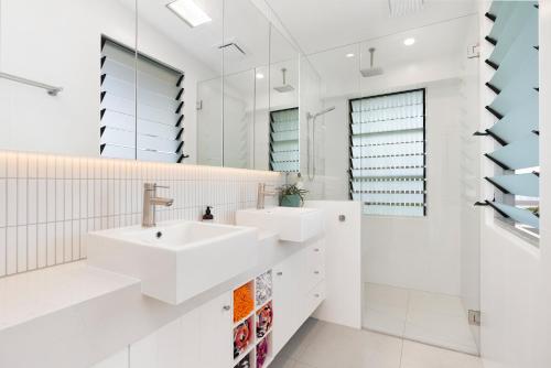 Ένα μπάνιο στο Chic Beachside Abode, Sunrise Beach