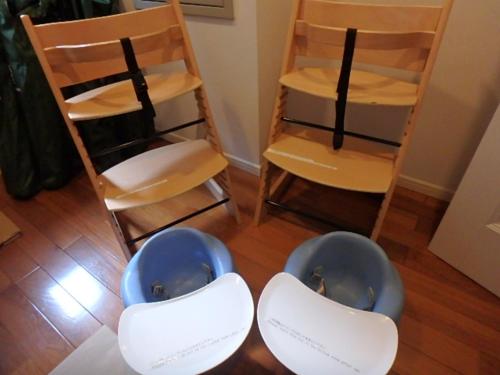 a room with two chairs and two bowls on the floor at Noёl HAKONE GENSEN in Hakone