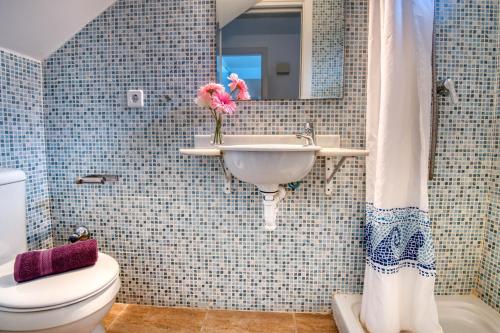 La salle de bains est pourvue d'un lavabo, de toilettes et d'un miroir. dans l'établissement Pinamar, à L'Escala