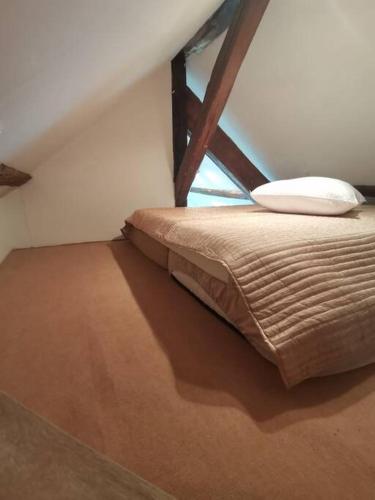 1 dormitorio con 1 cama en el ático en Appartement cozy avec mezzanine, en Souppes-sur-Loing