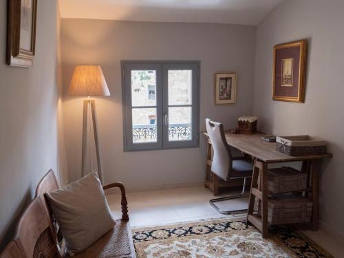 un bureau avec un bureau et une fenêtre dans l'établissement LOFT NID DOUILLET, à LʼIsle-sur-la-Sorgue